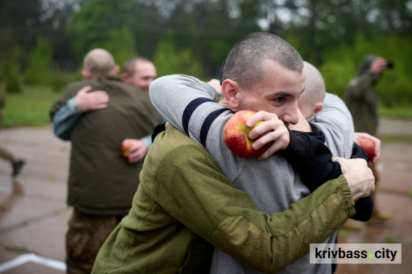 Нарешті вдома після років в полоні: серед звільнених українських захисників - криворізький нацгвардієць