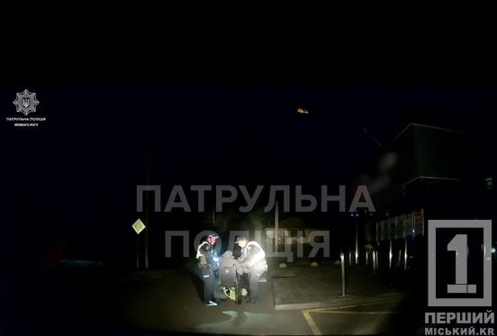 Не міг попросити допомоги: у Кривому Розі патрульні допомогли маломобільному чоловіку
