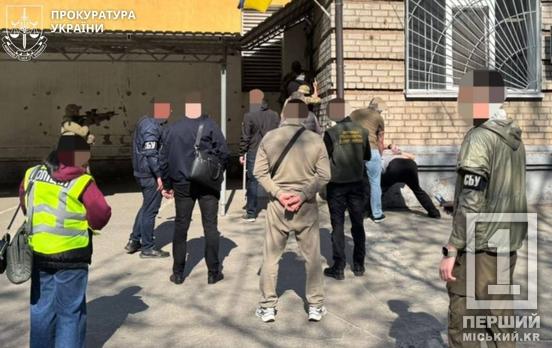 Обіцяв зробити невидимкою для мобілізації: на Дніпропетровщині на хабарі затримали офіцера ТЦК