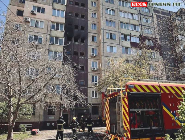 Рятувальники приборкали пожежу від шахеда на мкрн. Індустріальний в Кривому Розі