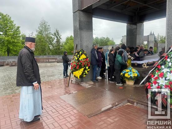 Понад два роки його доля була невідомою: криворіжці простилися зі снайпером Олександром Макаренком