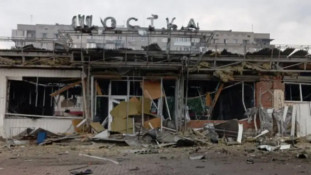 Росіяни здійснили масовану атаку БпЛА по Сумщині: повністю знищено залізничний вокзал у місті Шостка