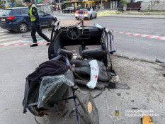 Смертельна аварія у Дніпрі: авто після зіткнення збило людей на зупинці