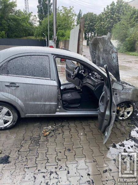 Спалахнув біля заправки: у Довгинцівському районі горів легковик