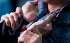 У Дніпрі двоє чоловіків жорстоко побили 17-річного хлопця на території ліцею