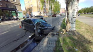 У Кривому Розі авто врізалося в дерево: водія госпіталізували