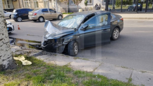 У Кривому Розі авто врізалося в дерево: водія госпіталізували