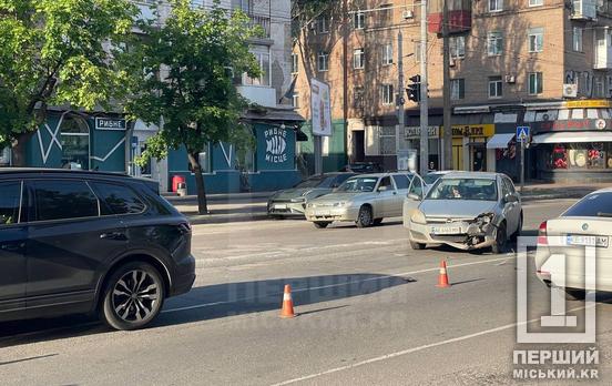 У Кривому Розі біля 95-го кварталу зіткнулися два легковики