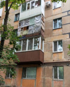 У Кривому Розі літній чоловік випав з вікна третього поверху житлового будинку
