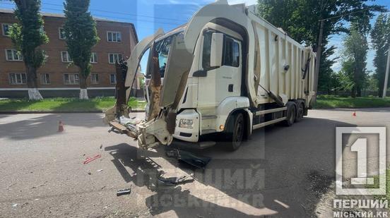 У Кривому Розі на Юності «Toyota» врізалася у сміттєвоз та вилетіла у стовп