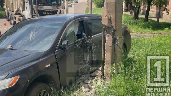 У Кривому Розі на Юності «Toyota» врізалася у сміттєвоз та вилетіла у стовп
