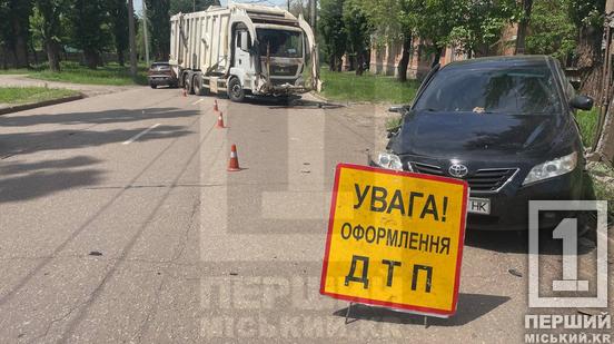 У Кривому Розі на Юності «Toyota» врізалася у сміттєвоз та вилетіла у стовп