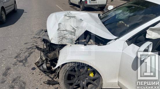 У Кривому Розі на проспекті Миру Audi влетіла в дерево: водійку забрали до лікарні