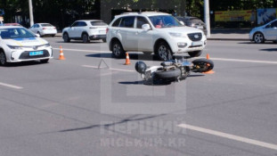 У Кривому Розі на проспекті Миру сталася ДТП: мотоцикліста госпіталізували