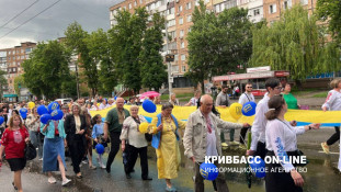 У Кривому Розі, незважаючи на зливу, пройшов традиційний парад вишиванок