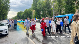 У Кривому Розі, незважаючи на зливу, пройшов традиційний парад вишиванок