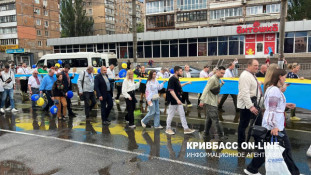 У Кривому Розі, незважаючи на зливу, пройшов традиційний парад вишиванок