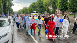 У Кривому Розі, незважаючи на зливу, пройшов традиційний парад вишиванок