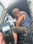 У Кривому Розі поліцейські зупинили нетверезого водія вантажівки, який намагався підкупити правоохоронців, щоб уникнути відповідальності