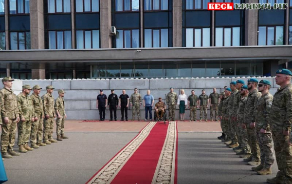 Військове шикування в День Героїв та День морської піхоти в Кривому Розі