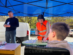 У Кривому Розі розгорнули штаб допомоги біля пошкодженого будинку