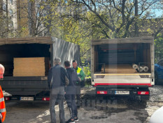 У Кривому Розі розгорнули штаб допомоги біля пошкодженого будинку