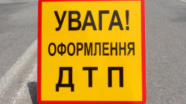 У Кривому Розі Toyota врізалася у сміттєвоз і вилетіла у стовп: рух тролейбусів змінено
