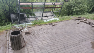 У Кривому Розі вітер зірвав зупинку на вулиці Симонова