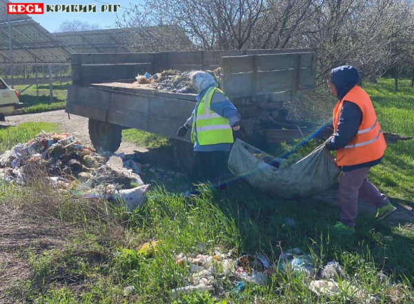 Прибирання стихійного сміттєзвалища в Апостоловому Криворізького району