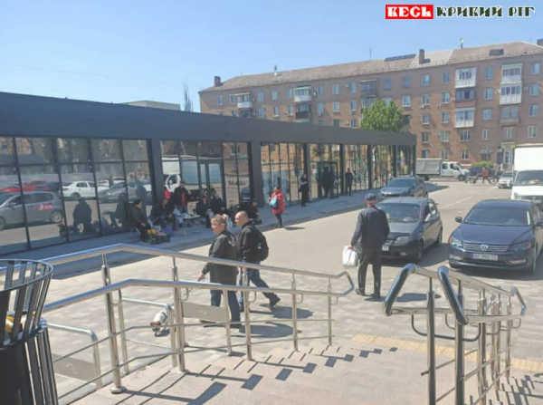 Бабульки вже торгують під АТБ на Юності в Кривому Розі
