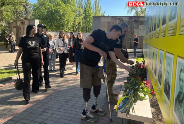 Покладання квітів в сквері Героїв в Кривому Розі 8-го травня