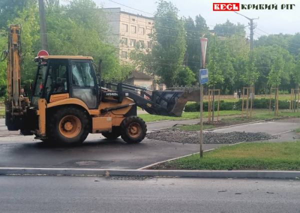 Водоканалівці засипають яму в асфальті обабіч Металургійної райради в Кривому Розі
