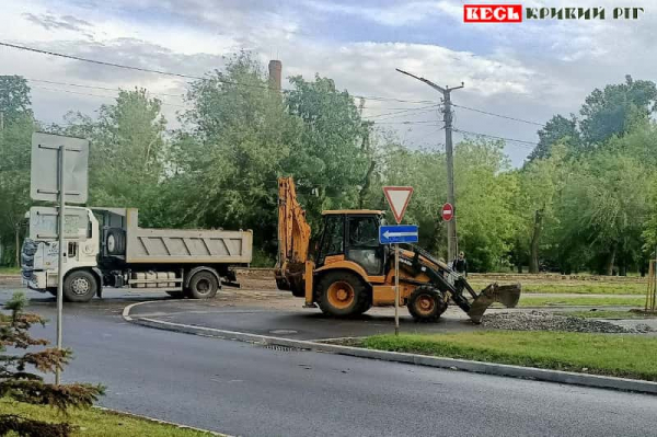 Водоканалівці зробили яму в новому асфальті обабіч скверу Героїв в Кривому Розі