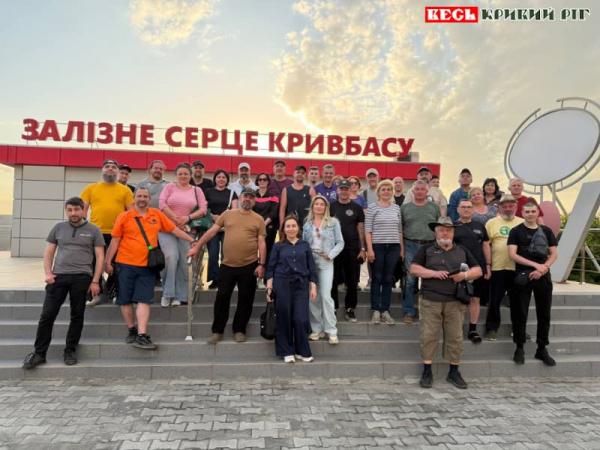 Ветерани на екскурсії на оглядовому майданчику кар’єру в Кривому Розі