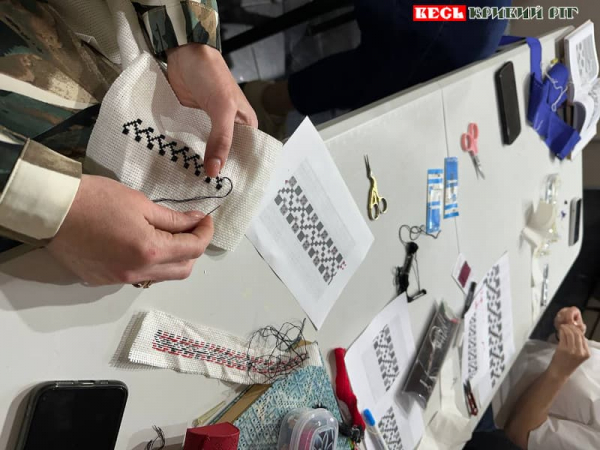 Вишивання Стрічок пам'яті в студії Творча в Кривому Розі