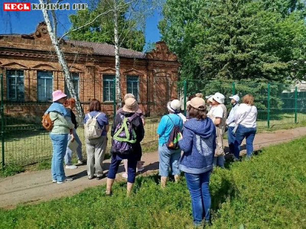Пенсіонери на екскурсії у Веселих Тернах в Кривому Розі