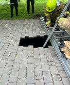 В Одесі 10-річна дівчинка під час прогулянки провалилася під тротуарну плитку: мить — і дитина опинилася у глибокій ямі близько 4 метрів завглибшки