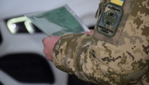 В Україні відсьогодні спрощений виїзд за кордон для більшості жінок-держслужбовиць
