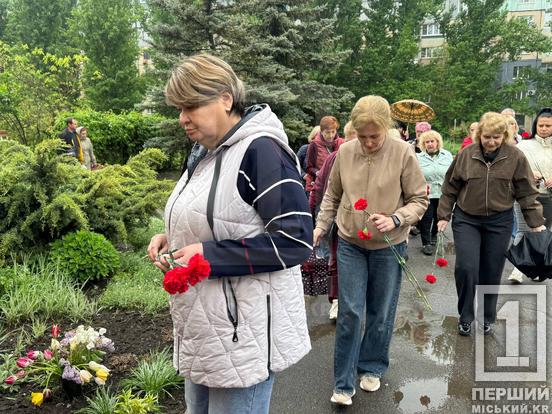 Вічна пам’ять герою: у Криворізькій гімназії №130 відкрили меморіальну дошку на честь морпіха Владислава Дзюби