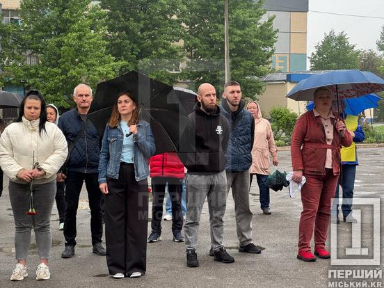 Вічна пам’ять герою: у Криворізькій гімназії №130 відкрили меморіальну дошку на честь морпіха Владислава Дзюби