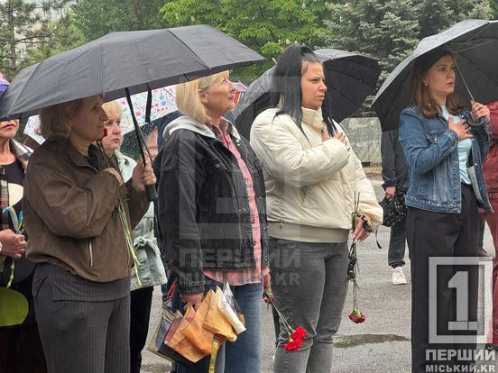 Вічна пам’ять герою: у Криворізькій гімназії №130 відкрили меморіальну дошку на честь морпіха Владислава Дзюби