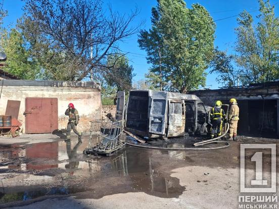 Загорілися мікроавтобус та нежитлова споруда: на Окружній працювали рятувальники