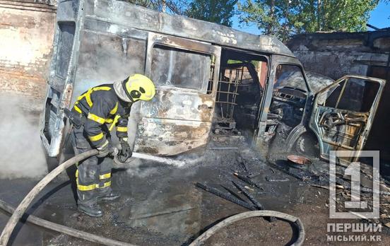 Загорілися мікроавтобус та нежитлова споруда: на Окружній працювали рятувальники
