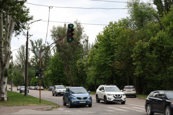 Безпека на дорогах під час відключень: у Кривому Розі світлофори обладнують автономним живленням