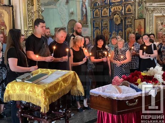 «Була для нас як ясне сонечко»: у Кривому Розі попрощалися з працівницею тепломережі, яку вбив російський ракетний удар
