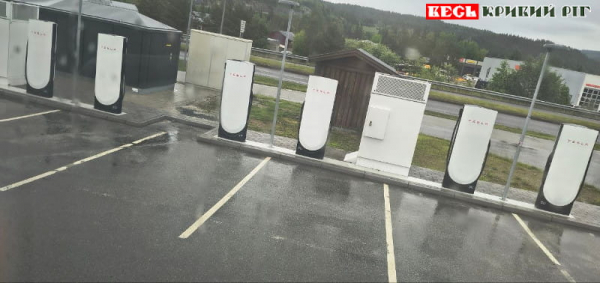 Криворіжець сфотографував зарядну станцію електромобілів в норвезькому селі