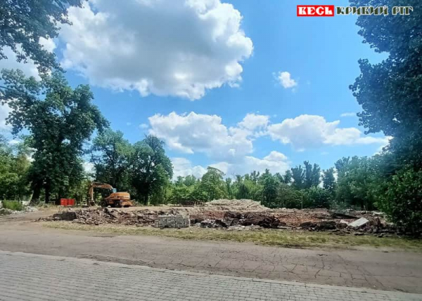 Завершується демонтаж літнього майданчику в парку Мершавцева в Кривому Розі