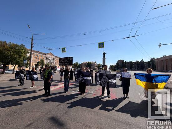 Хвилина, що об’єднує місто: криворіжці на площі Володимира Великого вшанували полеглих Героїв