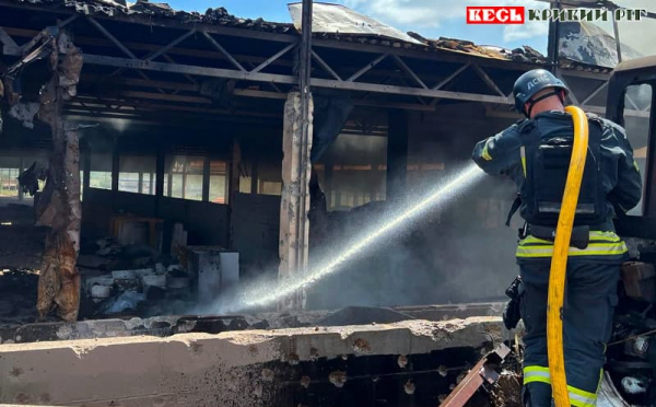 Рятувальники ліквідовують наслідки ракетного удару по Кривому Рогу