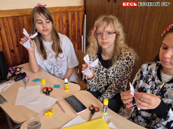 Виготовлення паперових янголяток в Криворізькій гімназії №8